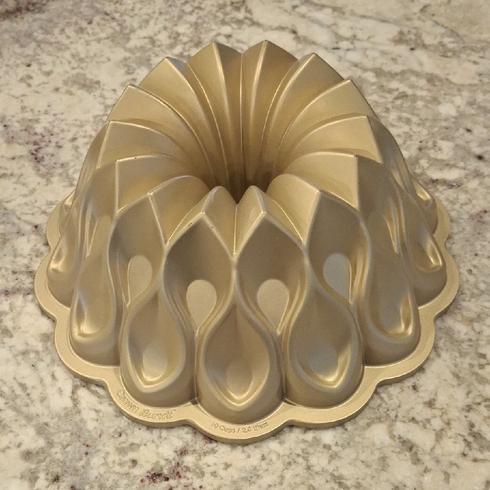 Nordic Ware Crown Bundt 10 Cup Pan